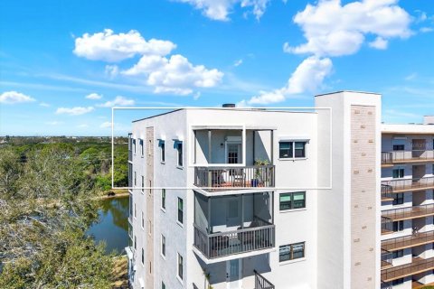Condo in Saint Petersburg, Florida, 2 bedrooms № 2099990 - photo 2