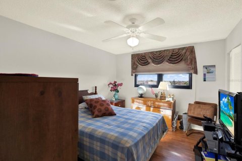 Condo in Saint Petersburg, Florida, 2 bedrooms № 2099990 - photo 24