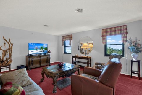 Condo in Saint Petersburg, Florida, 2 bedrooms № 2099990 - photo 16