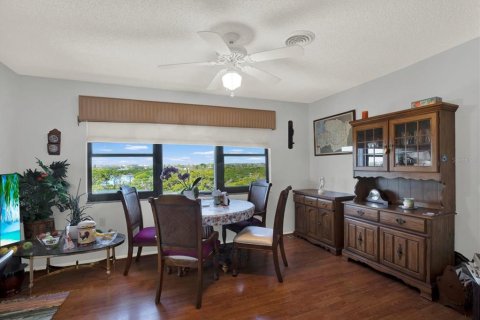 Condo in Saint Petersburg, Florida, 2 bedrooms № 2099990 - photo 13