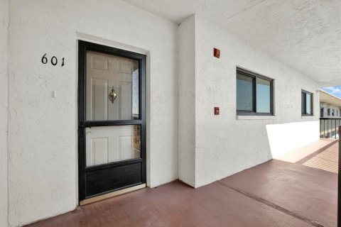 Condo in Saint Petersburg, Florida, 2 bedrooms № 2099990 - photo 8