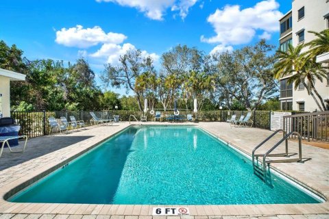 Condo in Saint Petersburg, Florida, 2 bedrooms № 2099990 - photo 27