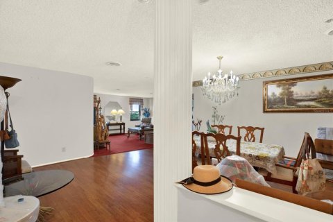 Condo in Saint Petersburg, Florida, 2 bedrooms № 2099990 - photo 11