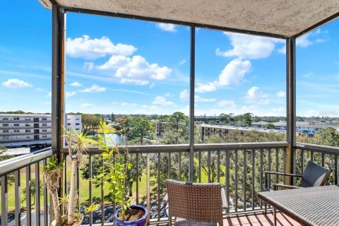 Condo in Saint Petersburg, Florida, 2 bedrooms № 2099990 - photo 21