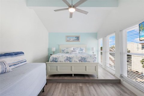 Condo in Madeira Beach, Florida, 2 bedrooms  № 2131548 - photo 27