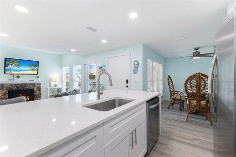 Condo in Madeira Beach, Florida, 2 bedrooms  № 2131548 - photo 15