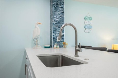 Condo in Madeira Beach, Florida, 2 bedrooms  № 2131548 - photo 13