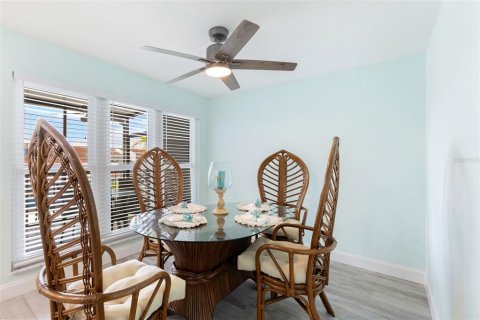 Condo in Madeira Beach, Florida, 2 bedrooms  № 2131548 - photo 16
