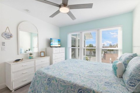 Condo in Madeira Beach, Florida, 2 bedrooms  № 2131548 - photo 21