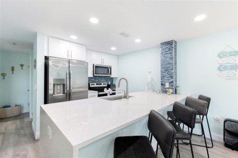 Condo in Madeira Beach, Florida, 2 bedrooms  № 2131548 - photo 10