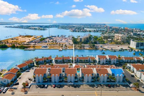 Condo à Madeira Beach, Floride, 2 chambres  № 2131548