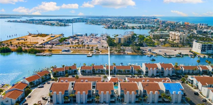 Condo in Madeira Beach, Florida, 2 bedrooms  № 2131548