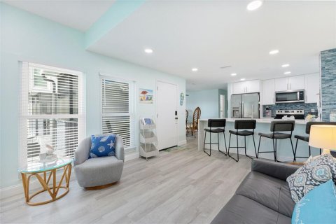 Condo in Madeira Beach, Florida, 2 bedrooms  № 2131548 - photo 8