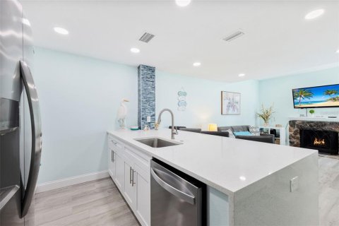 Condo in Madeira Beach, Florida, 2 bedrooms  № 2131548 - photo 12