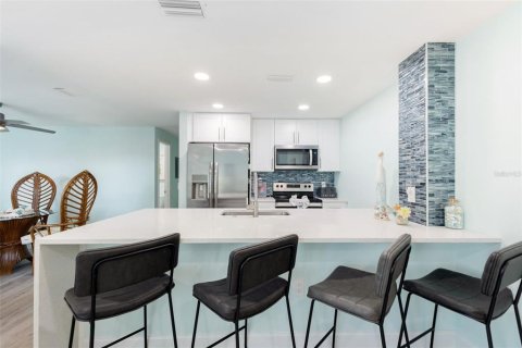 Condo in Madeira Beach, Florida, 2 bedrooms  № 2131548 - photo 9