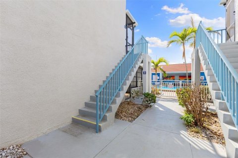 Condo in Madeira Beach, Florida, 2 bedrooms  № 2131548 - photo 29