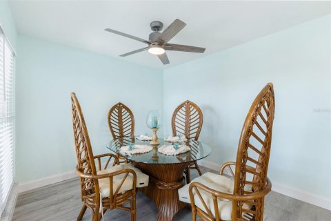 Condo in Madeira Beach, Florida, 2 bedrooms  № 2131548 - photo 17