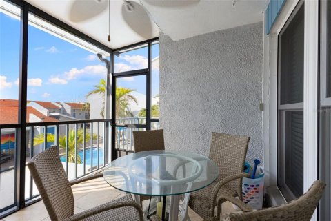 Condo in Madeira Beach, Florida, 2 bedrooms  № 2131548 - photo 30