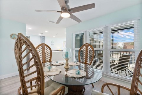 Condo in Madeira Beach, Florida, 2 bedrooms  № 2131548 - photo 18