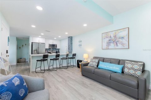 Condo in Madeira Beach, Florida, 2 bedrooms  № 2131548 - photo 7