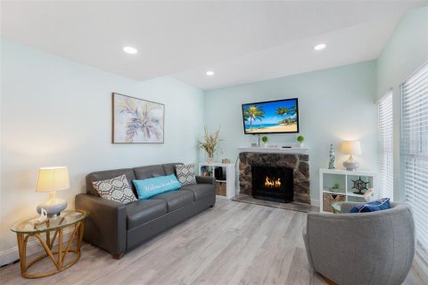 Condo in Madeira Beach, Florida, 2 bedrooms  № 2131548 - photo 3