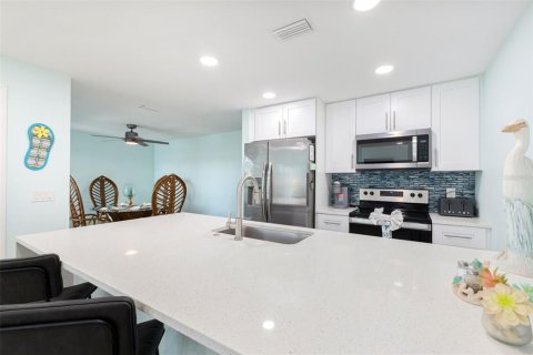 Condo in Madeira Beach, Florida, 2 bedrooms  № 2131548 - photo 14