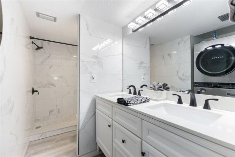 Condo in Madeira Beach, Florida, 2 bedrooms  № 2131548 - photo 22