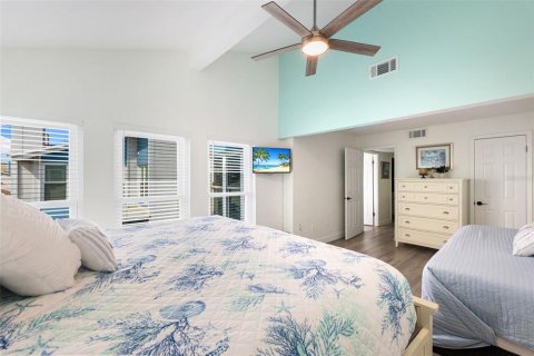 Condo in Madeira Beach, Florida, 2 bedrooms  № 2131548 - photo 25