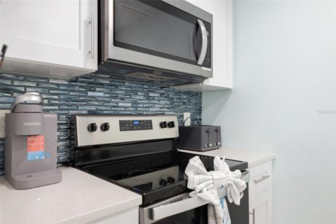 Condo in Madeira Beach, Florida, 2 bedrooms  № 2131548 - photo 11