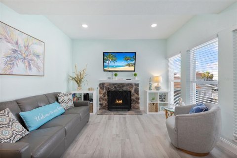 Condo in Madeira Beach, Florida, 2 bedrooms  № 2131548 - photo 4