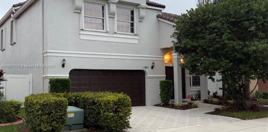 House in Pembroke Pines, Florida 4 bedrooms, 275.46 sq.m. № 1971206