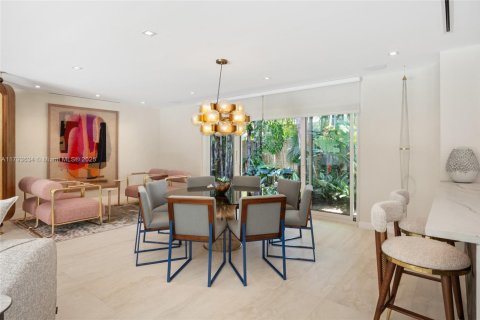 House in Miami Shores, Florida 4 bedrooms, 228.91 sq.m. № 1700482 - photo 30
