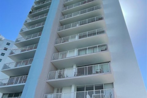 Снять в аренду кондоминиум в Майами-Бич, Флорида 1 спальня, 75.72м2, № 1949226 - фото 1