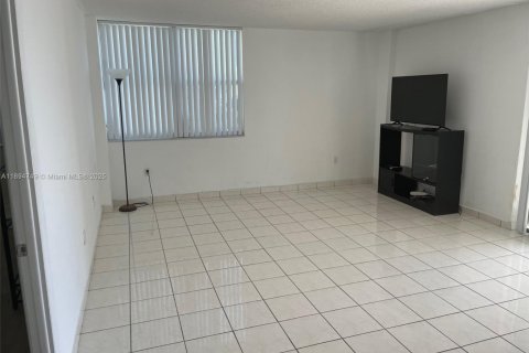 Снять в аренду кондоминиум в Майами-Бич, Флорида 1 спальня, 75.72м2, № 1949226 - фото 3