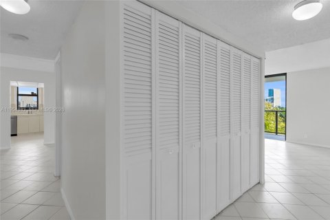 Condo in Aventura, Florida, 2 bedrooms  № 2009505 - photo 9
