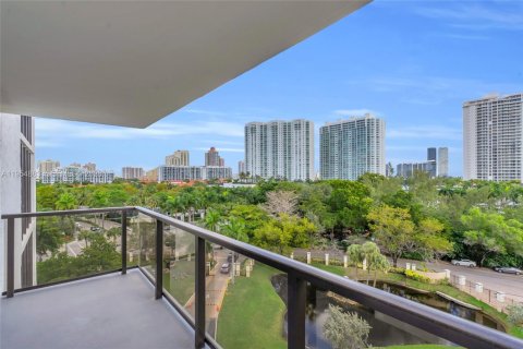 Condo in Aventura, Florida, 2 bedrooms  № 2009505 - photo 2