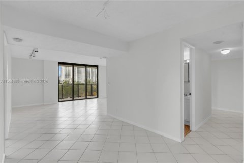 Condo in Aventura, Florida, 2 bedrooms  № 2009505 - photo 6