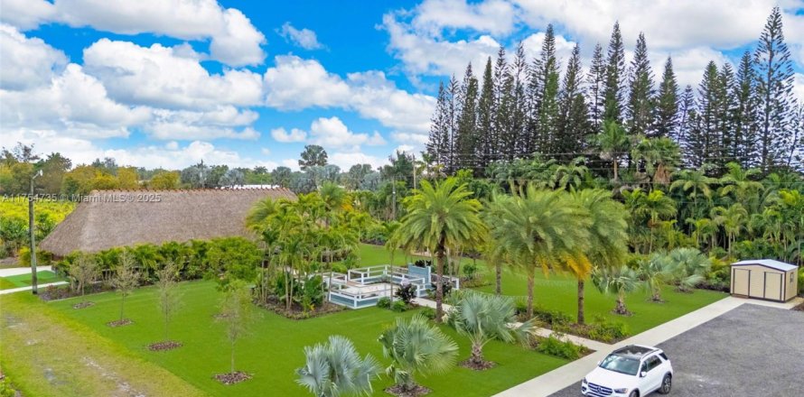 Commercial property in Miami, Florida № 1693528
