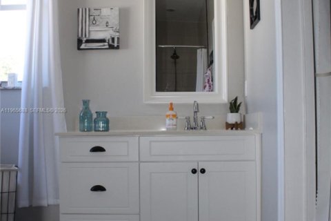 Casa en venta en Miami, Florida, 5 dormitorios, 241.36 m2 № 2027769 - foto 19