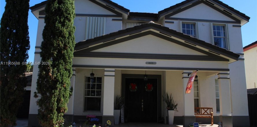 Casa en Miami, Florida 5 dormitorios, 241.36 m2 № 2027769