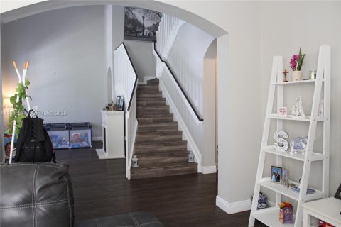 Casa en venta en Miami, Florida, 5 dormitorios, 241.36 m2 № 2027769 - foto 5