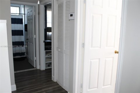 Casa en venta en Miami, Florida, 5 dormitorios, 241.36 m2 № 2027769 - foto 25