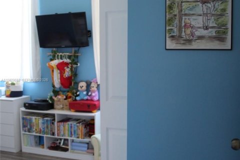 Casa en venta en Miami, Florida, 5 dormitorios, 241.36 m2 № 2027769 - foto 21