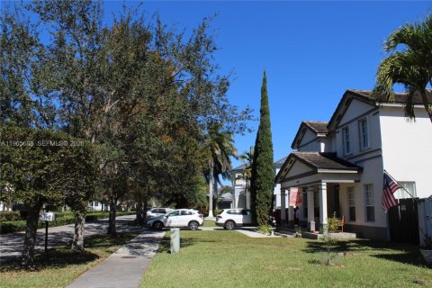 Casa en venta en Miami, Florida, 5 dormitorios, 241.36 m2 № 2027769 - foto 2