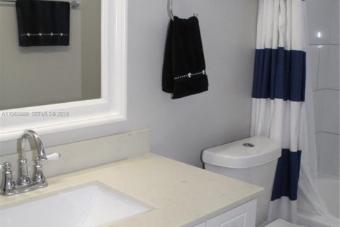 Casa en venta en Miami, Florida, 5 dormitorios, 241.36 m2 № 2027769 - foto 29