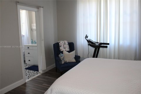 Casa en venta en Miami, Florida, 5 dormitorios, 241.36 m2 № 2027769 - foto 14