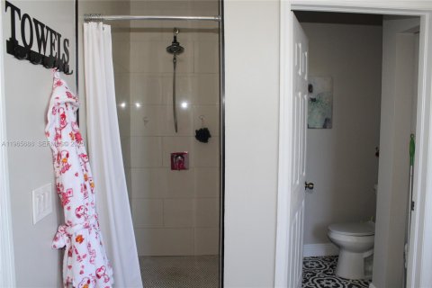 Casa en venta en Miami, Florida, 5 dormitorios, 241.36 m2 № 2027769 - foto 16