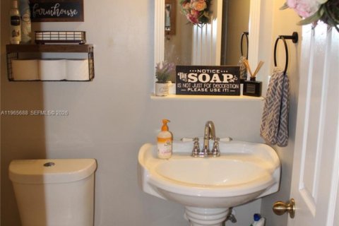 Casa en venta en Miami, Florida, 5 dormitorios, 241.36 m2 № 2027769 - foto 4