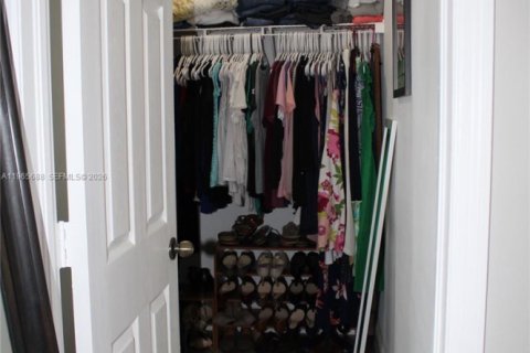 Casa en venta en Miami, Florida, 5 dormitorios, 241.36 m2 № 2027769 - foto 12