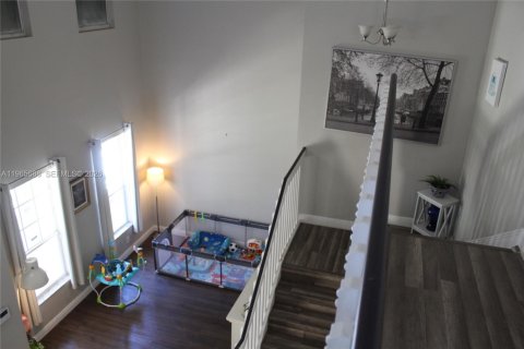 Casa en venta en Miami, Florida, 5 dormitorios, 241.36 m2 № 2027769 - foto 10